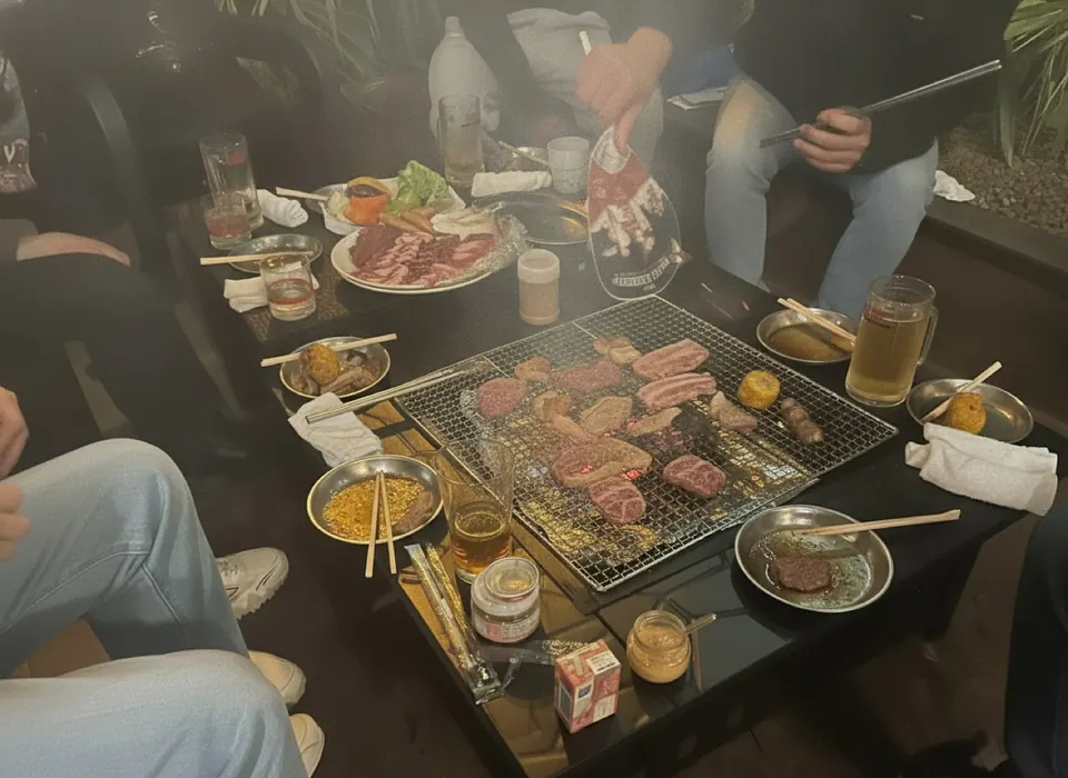 大人数でテーブルを囲んでいるところ